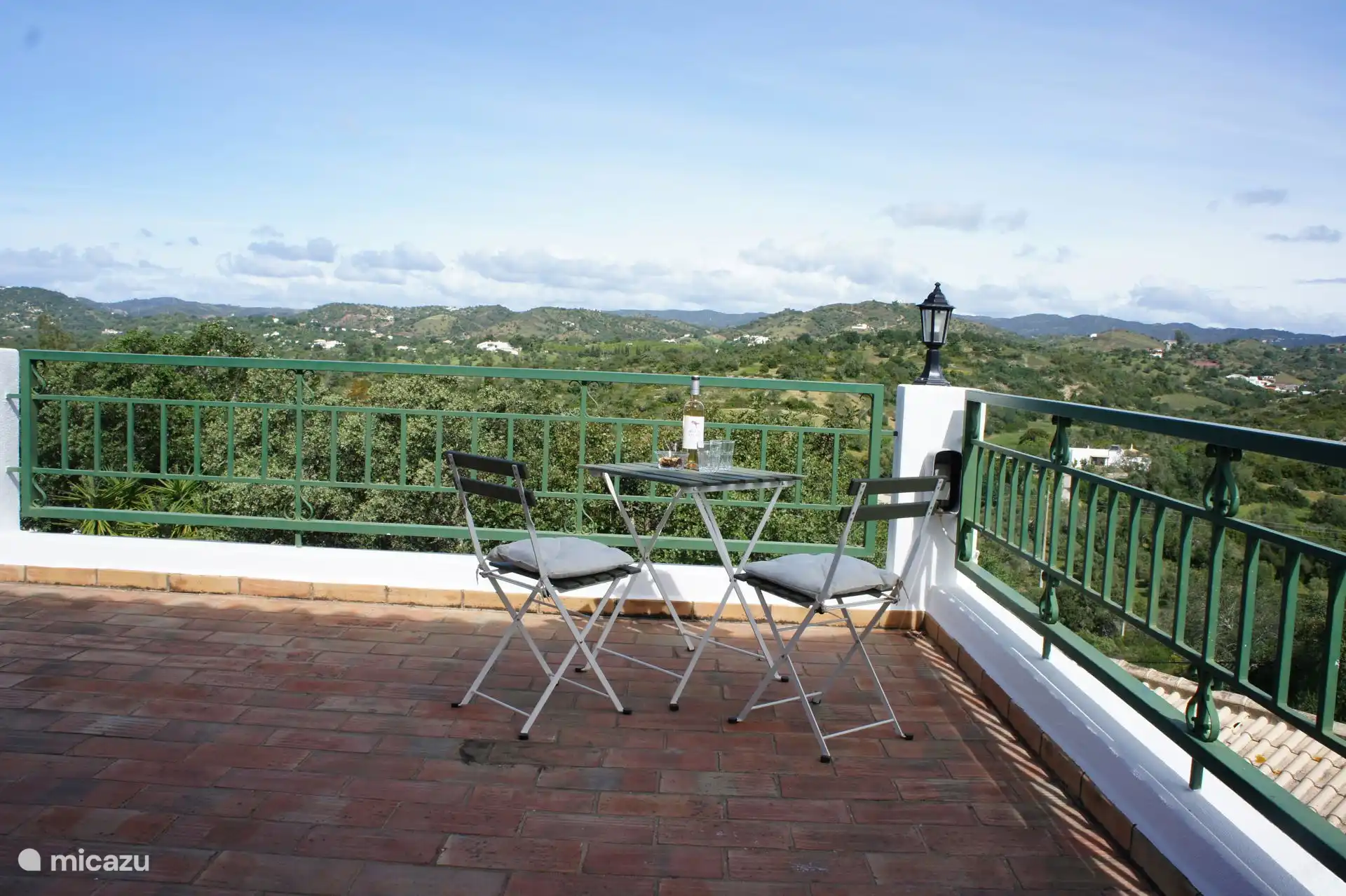 Toma una copa en la gran terraza delantera