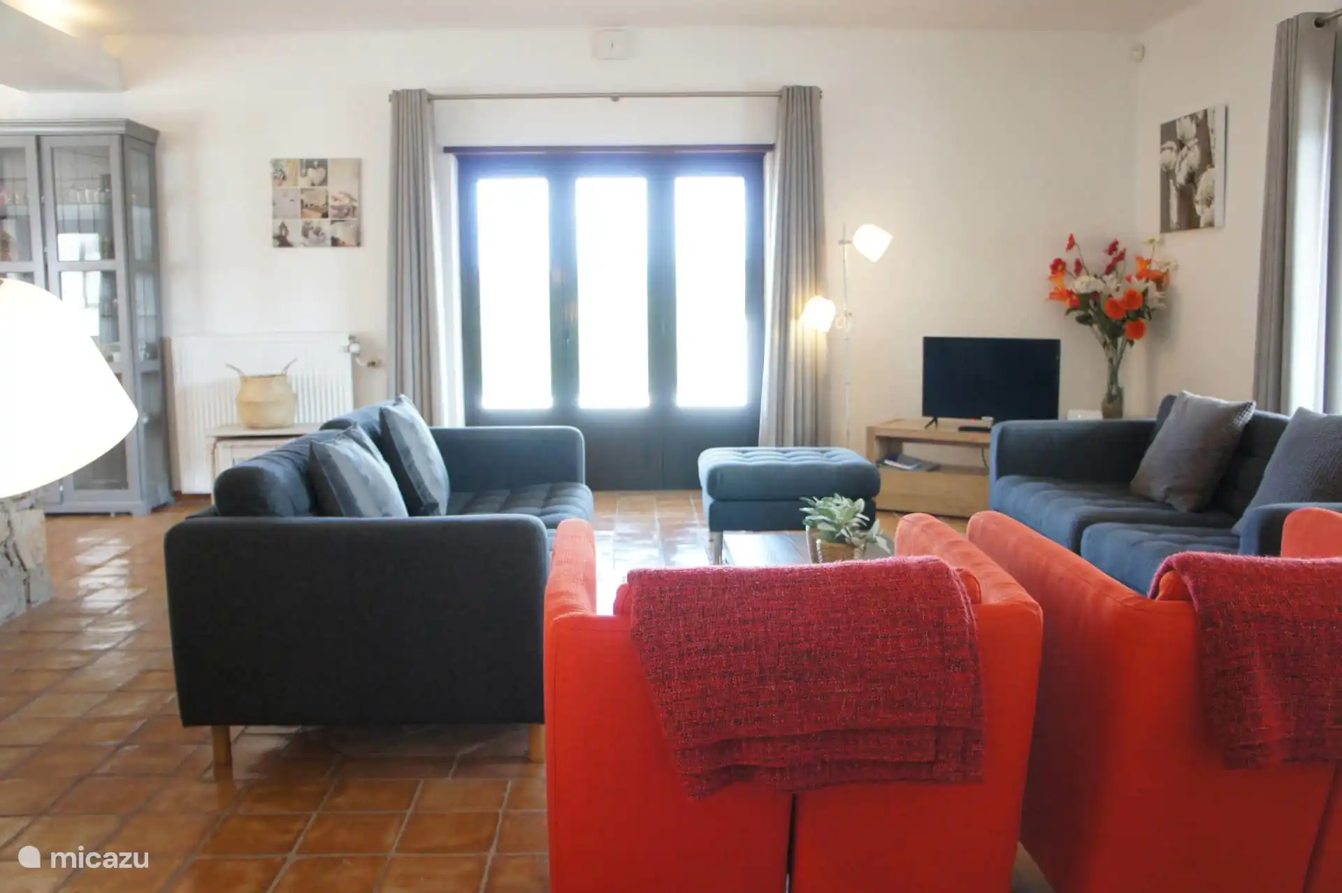 Desde el salón se puede ver la terraza delantera