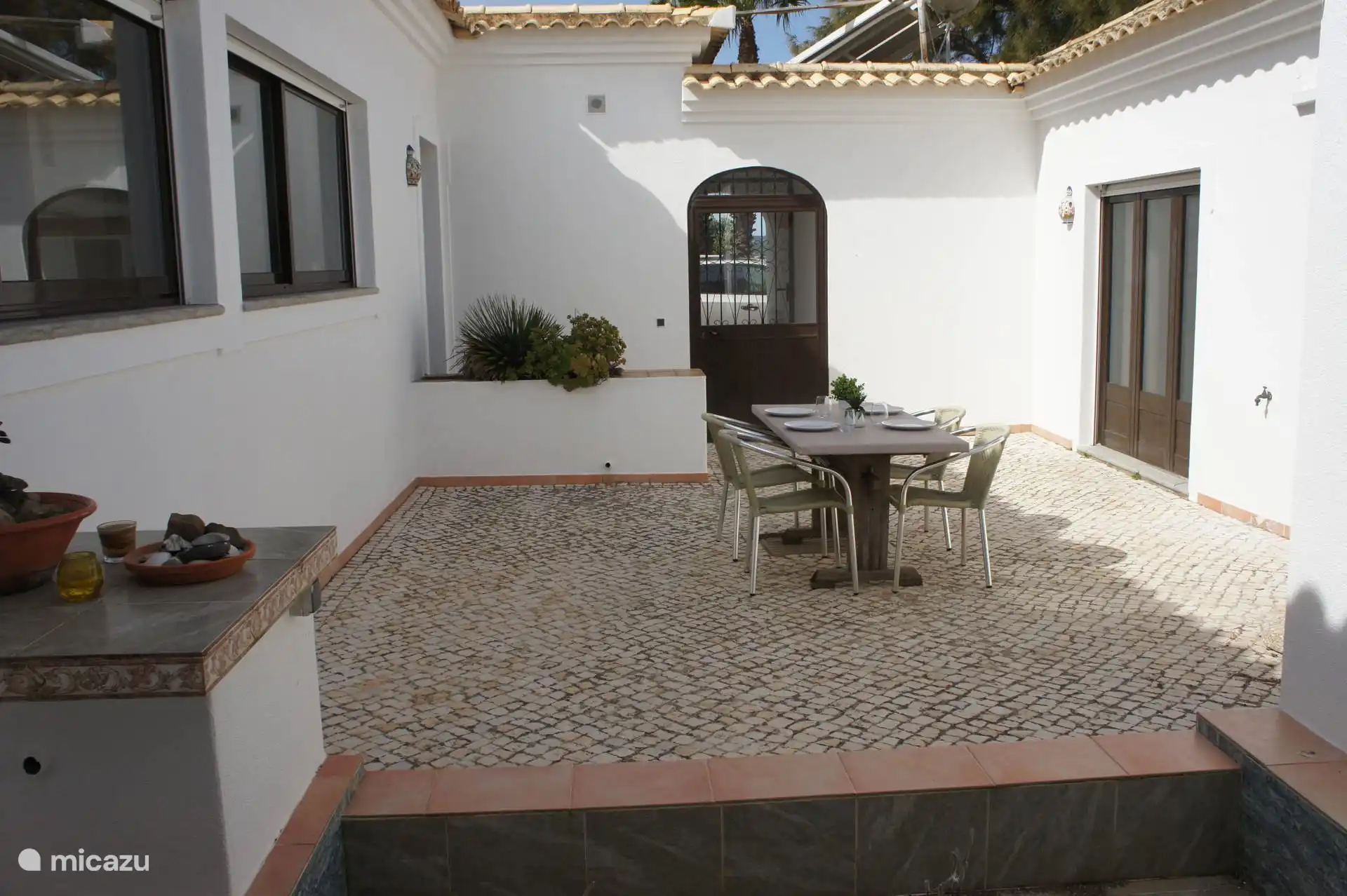 Patio para sentarse a salvo del viento o para recibir el primer sol