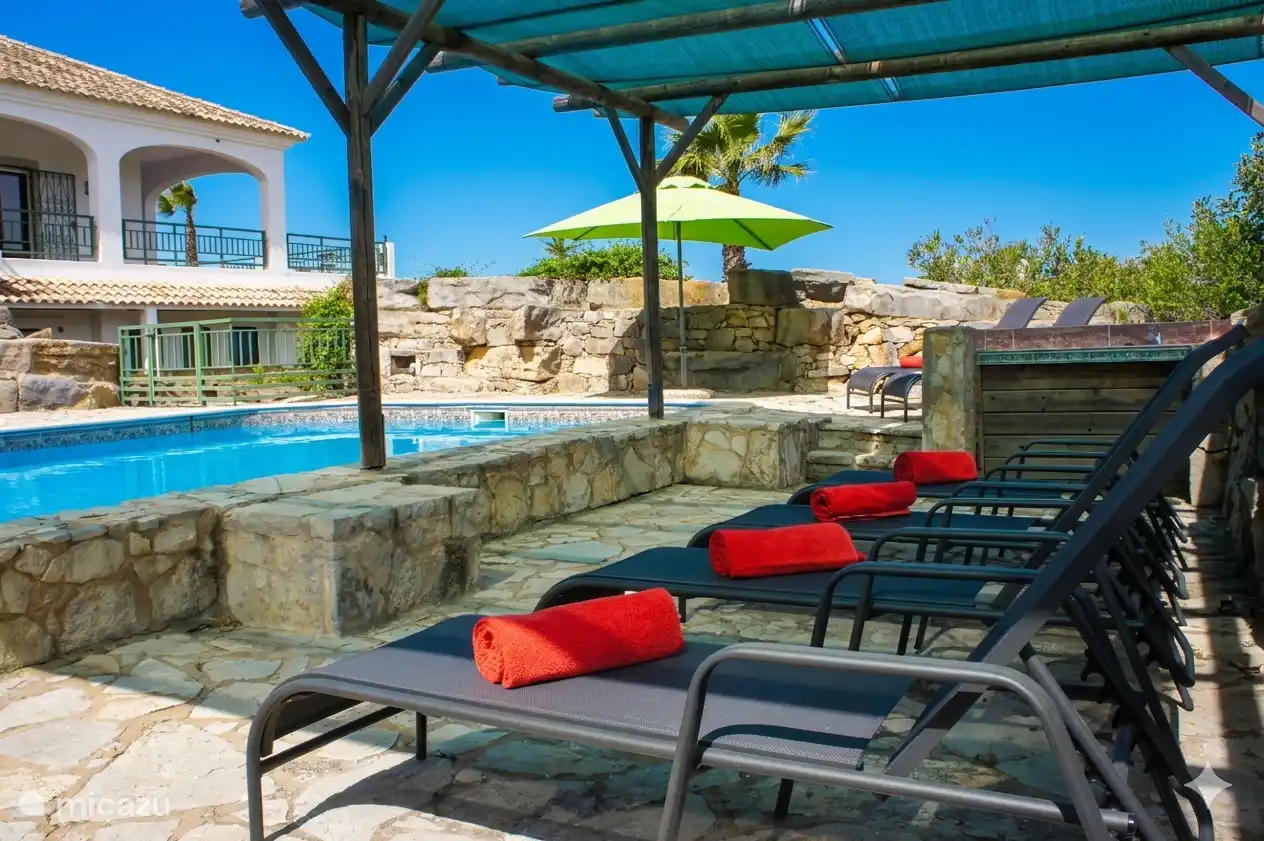 Schwimmbecken und Sonnenterrasse