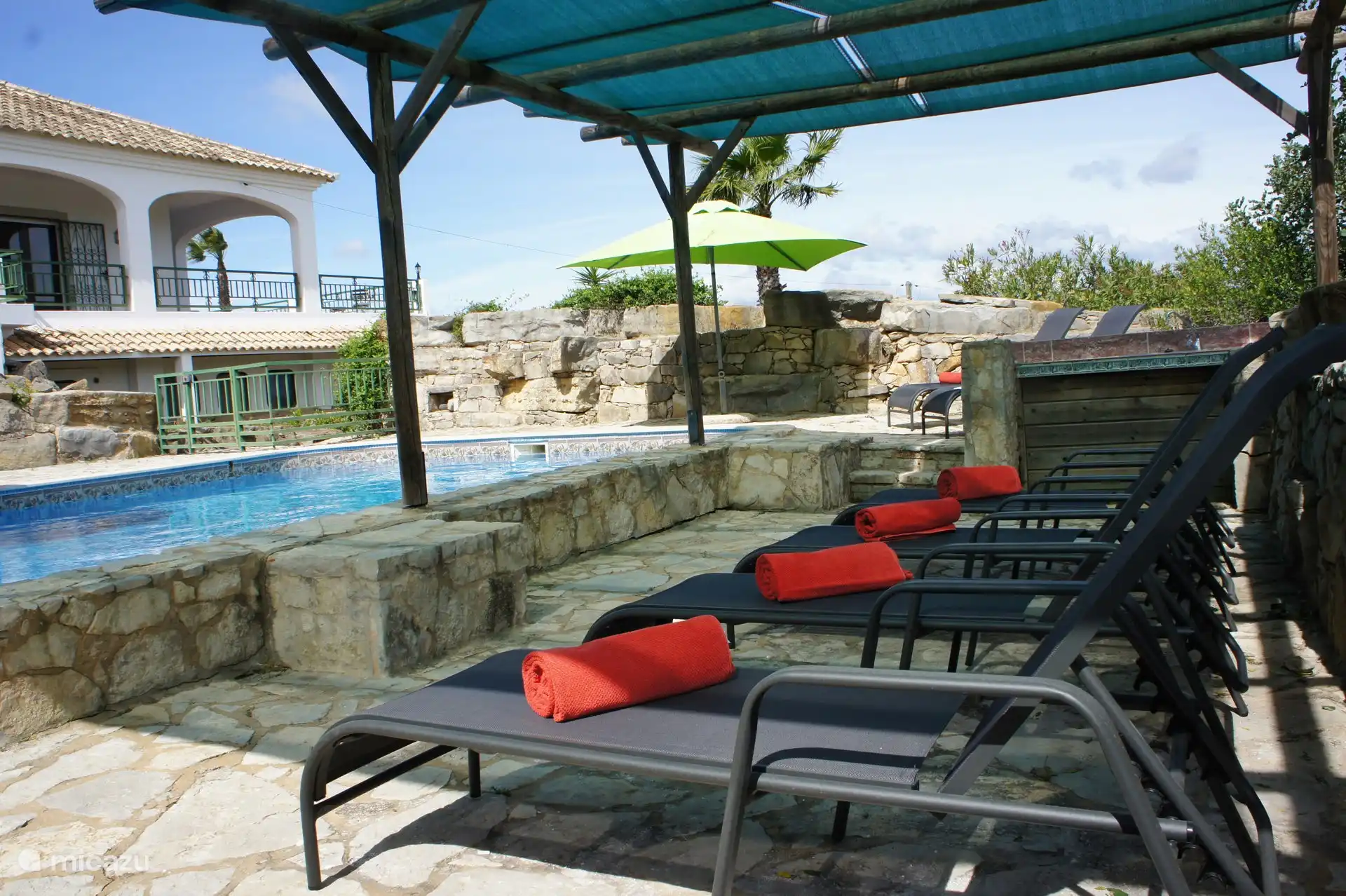 Piscina con 6 preciosas tumbonas