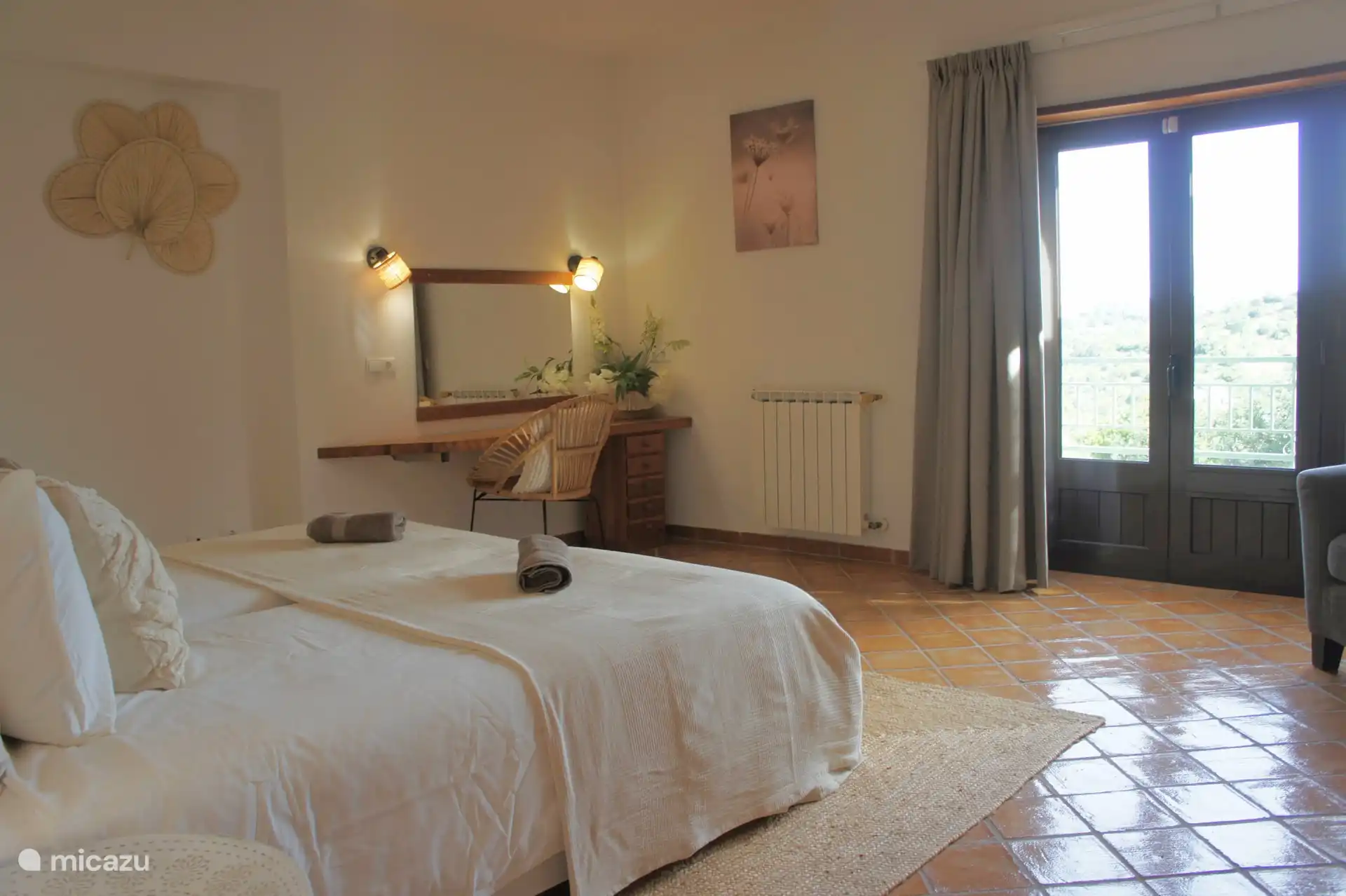 Dormitorio principal con vistas a la piscina