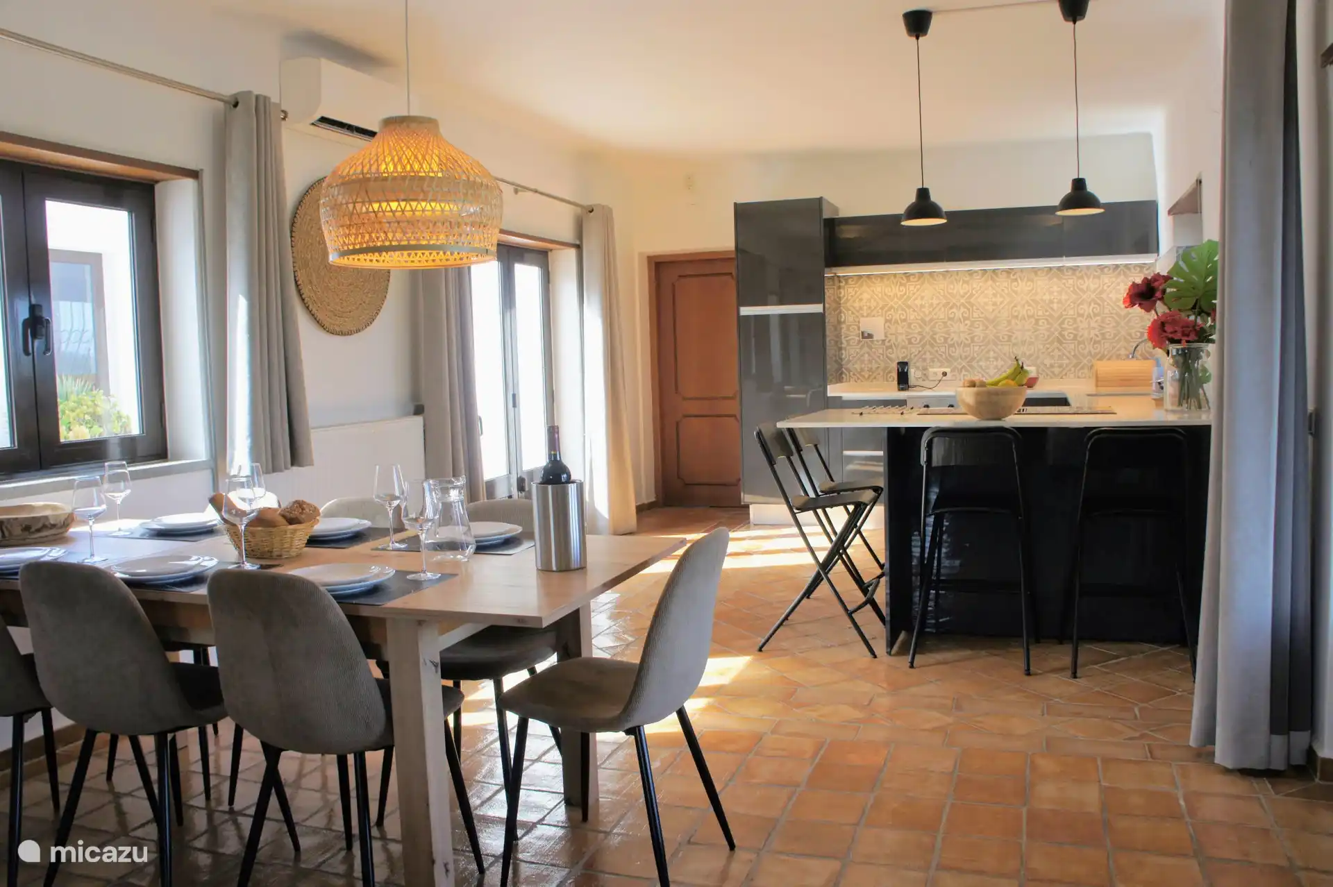 Mesa de comedor interior con 8 sillas