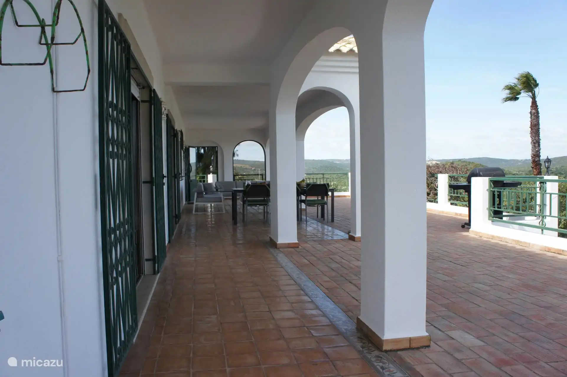 La enorme terraza delantera con dosel