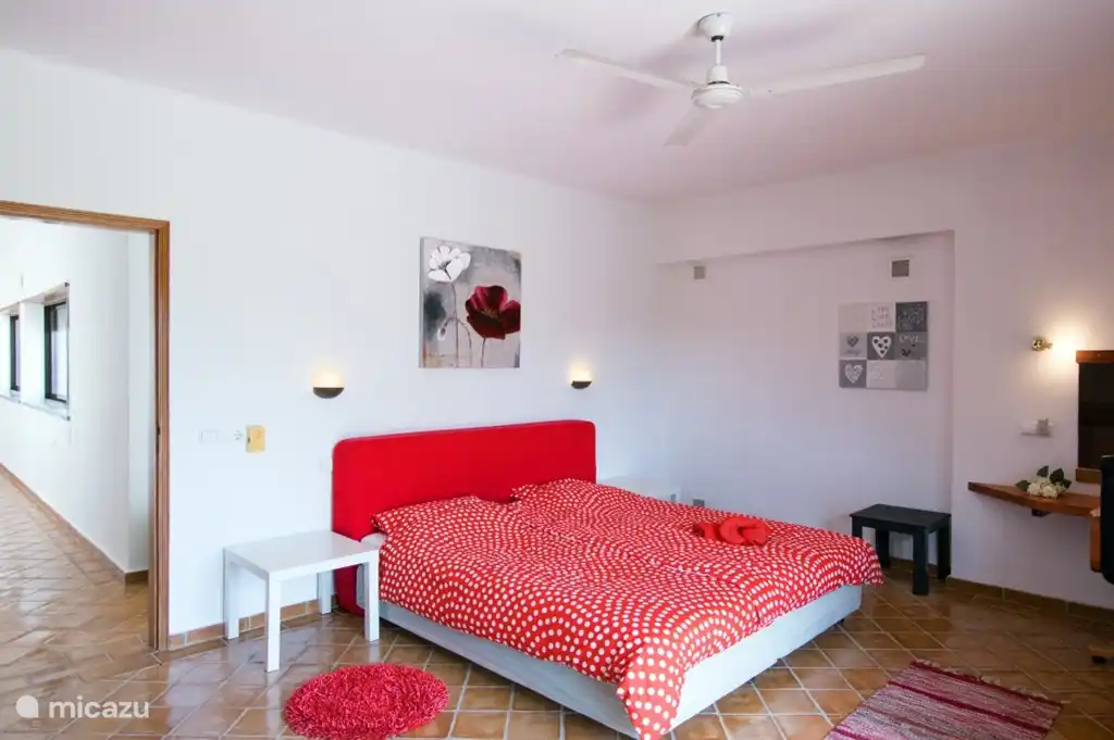 Großes Schlafzimmer