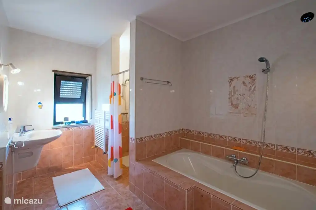 Badezimmer 1 mit Badewanne