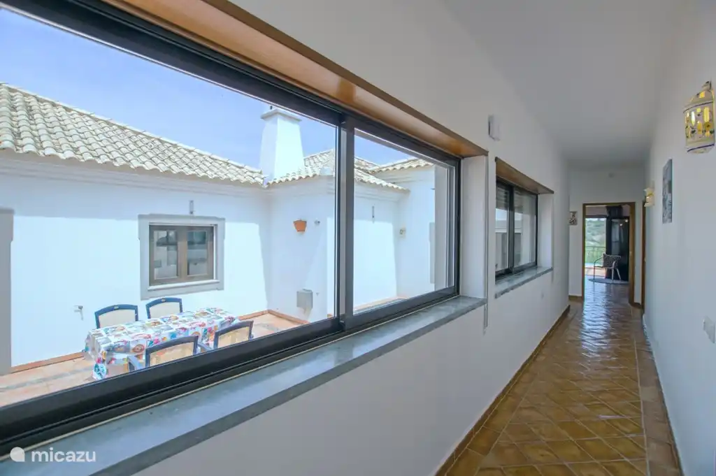 Langer Flur, der die Schlafzimmer verbindet