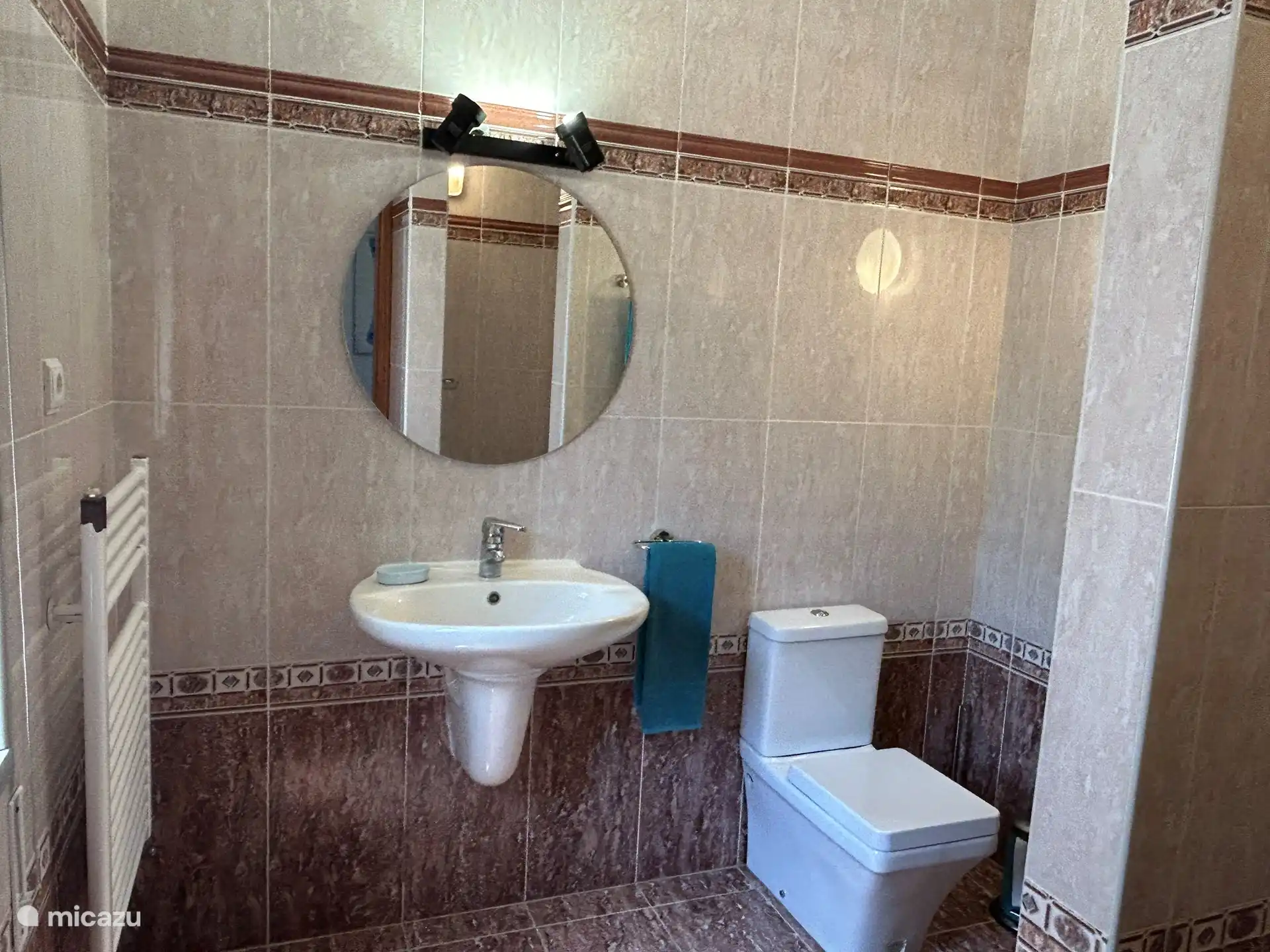 Das Badezimmer im blauen Schlafzimmer