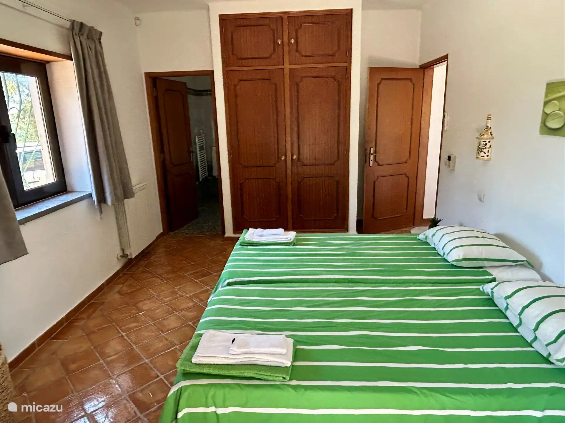 Das grüne Schlafzimmer mit zwei Einzelbetten