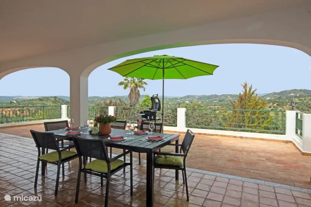 Vorne Terrasse für gutes Essen