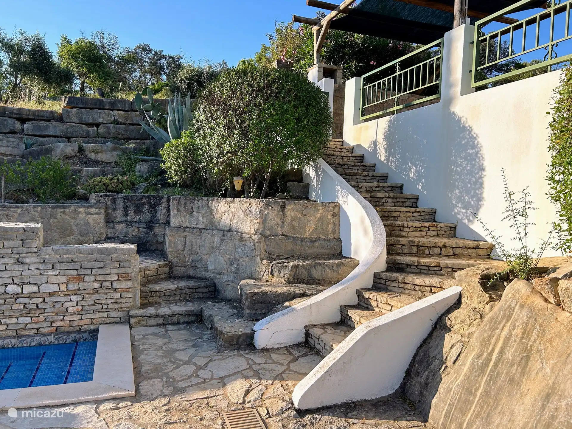 Die Treppe vom Pool zum Haus