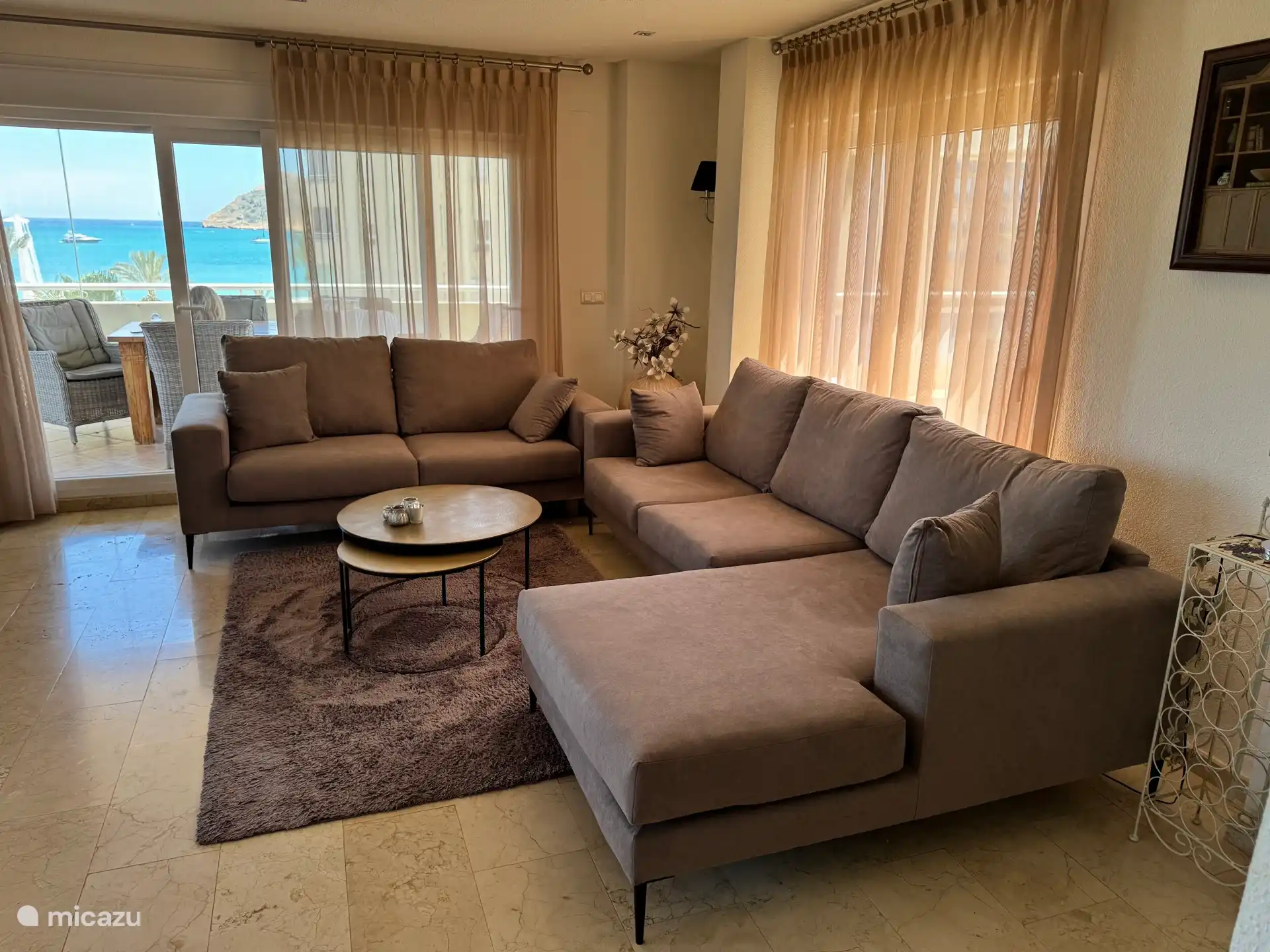 Wohnzimmer mit schönem Lounge-Sofa