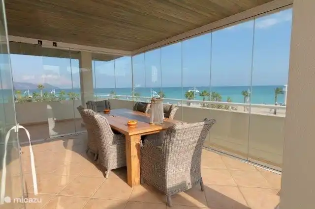 Vollständig verschließbarer und offener Wintergarten mit Esstisch