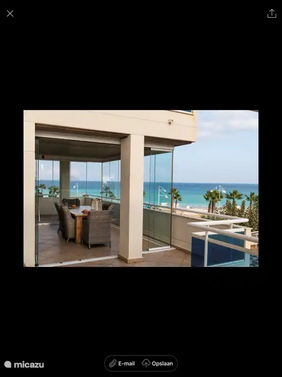 Der Wintergarten mit Esstisch