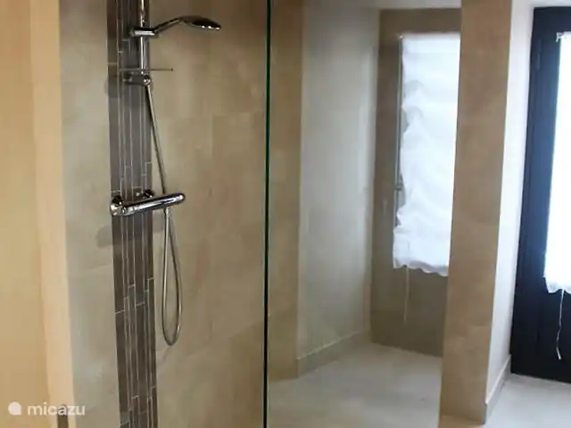 Couzame | France, Lot, Couzou - maison de vacances douche à l'italienne