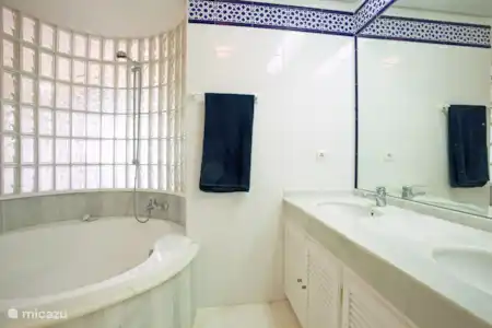 Vakantiehuis Spanje, Andalusië, Ojén appartement Appartement met ruim terras Badkamer