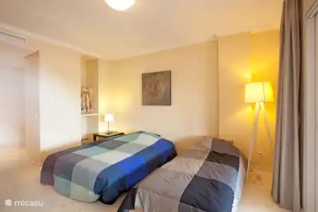 Vakantiehuis Spanje, Andalusië, Ojén appartement Appartement met ruim terras woonkamer met slaapbank uitgeklapt