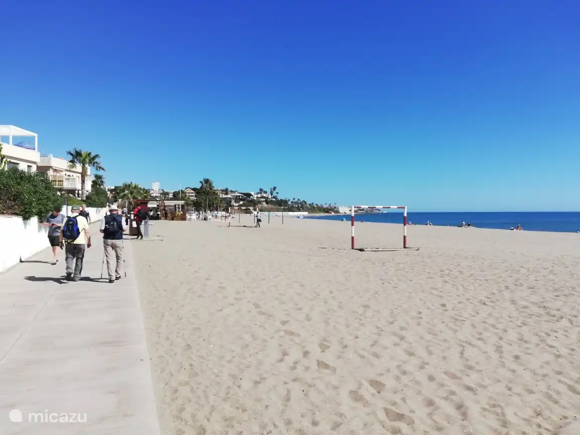 schöne Strandpromenade auf 200 m
