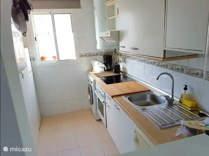 Küche mit allen Notwendigkeiten einschließlich Spülmaschine und Waschmaschine.