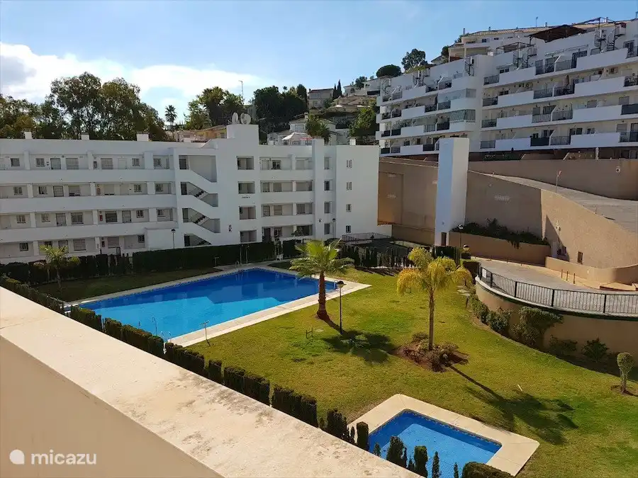 Großes Schwimmbad (eingezäunt, ein großes und ein Kinderbecken)