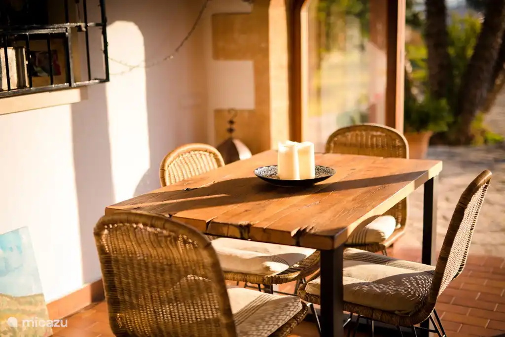 Table à manger naya, qui peut être combinée avec la table à manger du salon et puis il y a de la place pour 8 personnes.