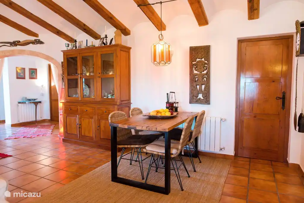 2 tables à manger où 6 personnes peuvent manger.