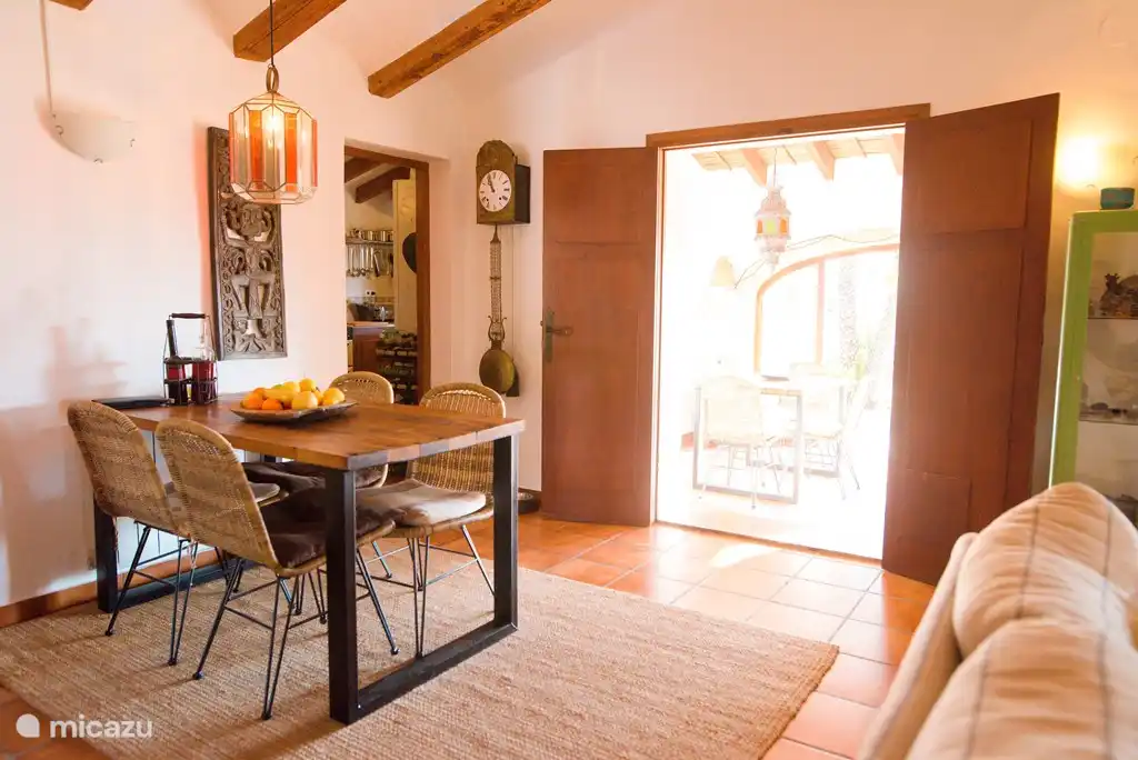 Table à manger si elle est combinée avec la table à manger Naya, il y a des sièges pour 8 personnes.