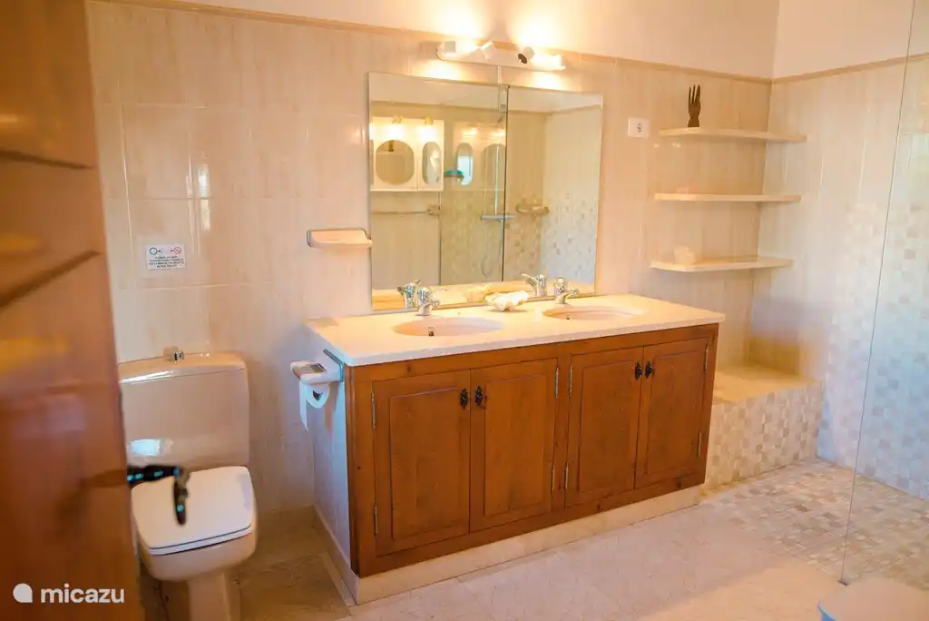 Salle de bain avec douche à l'italienne