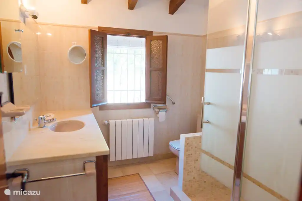 Salle de bain avec douche à l'italienne