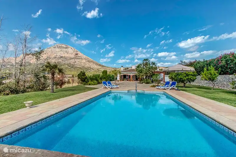 Large vue sur la vallée et le Montgo