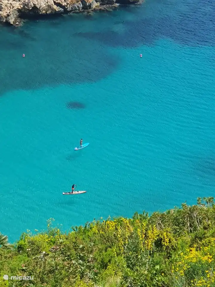 SUP sur une eau cristalline.