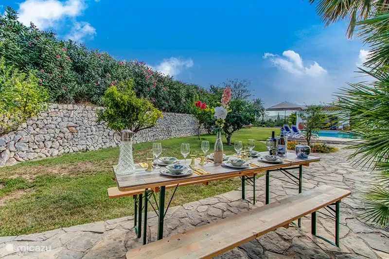 Belle salle à manger en plein air
