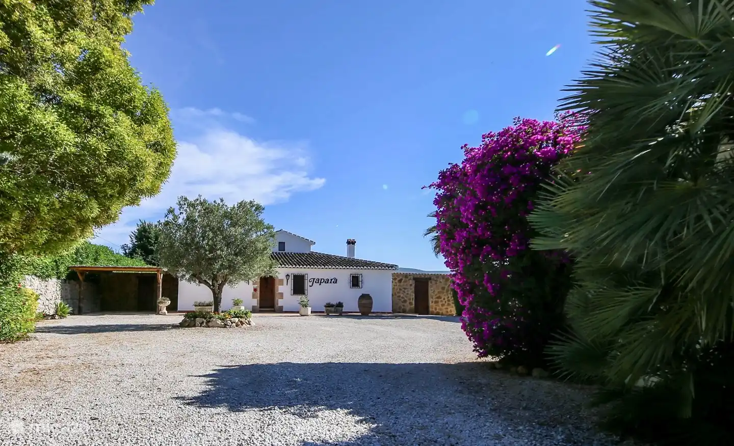 Entrée avec carport pour la voiture