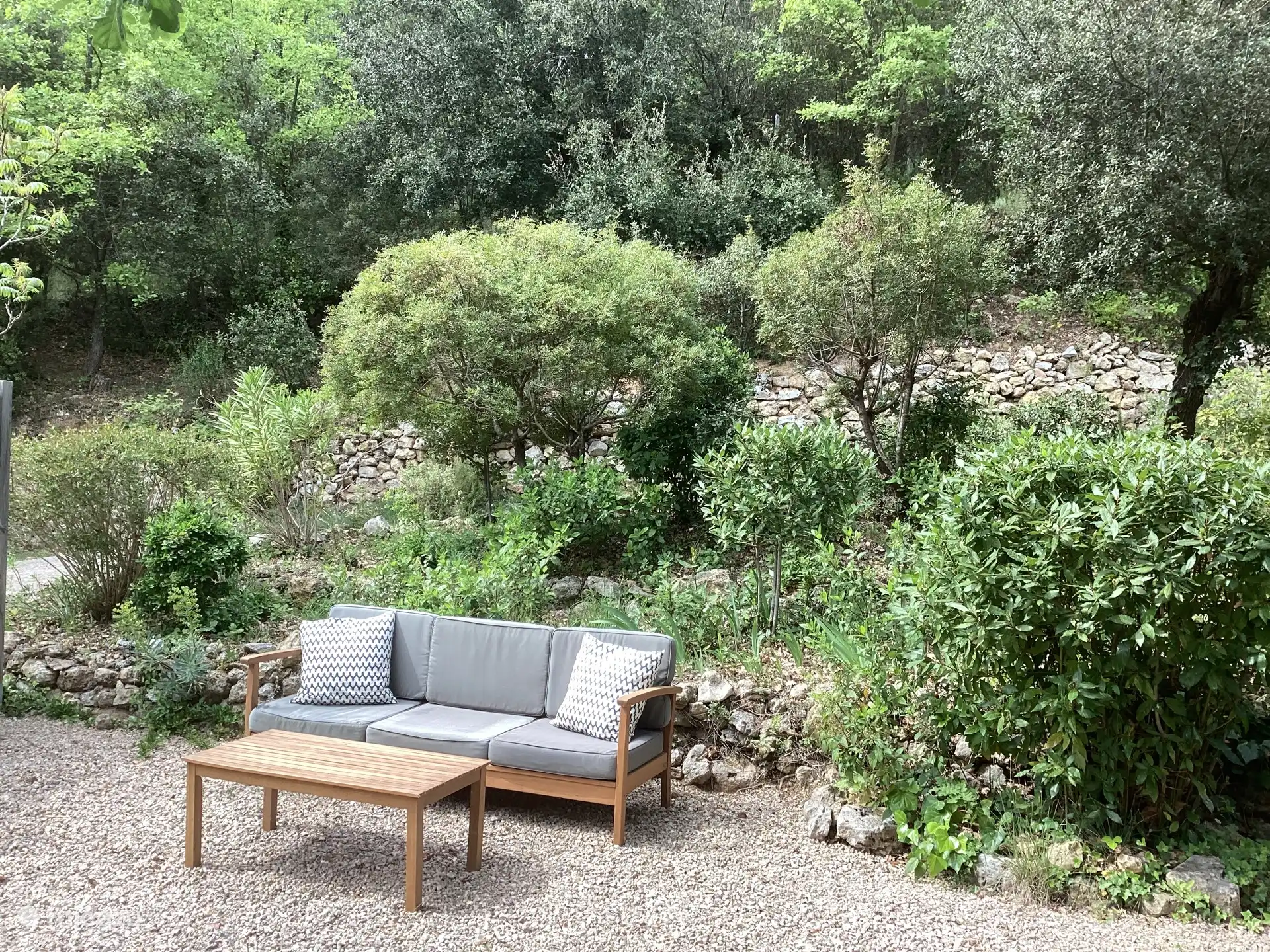 S’asseoir dans le jardin