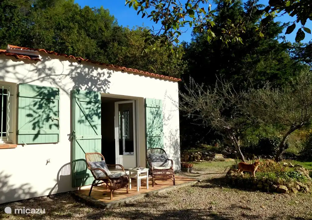 divers coins salons autour de la maison