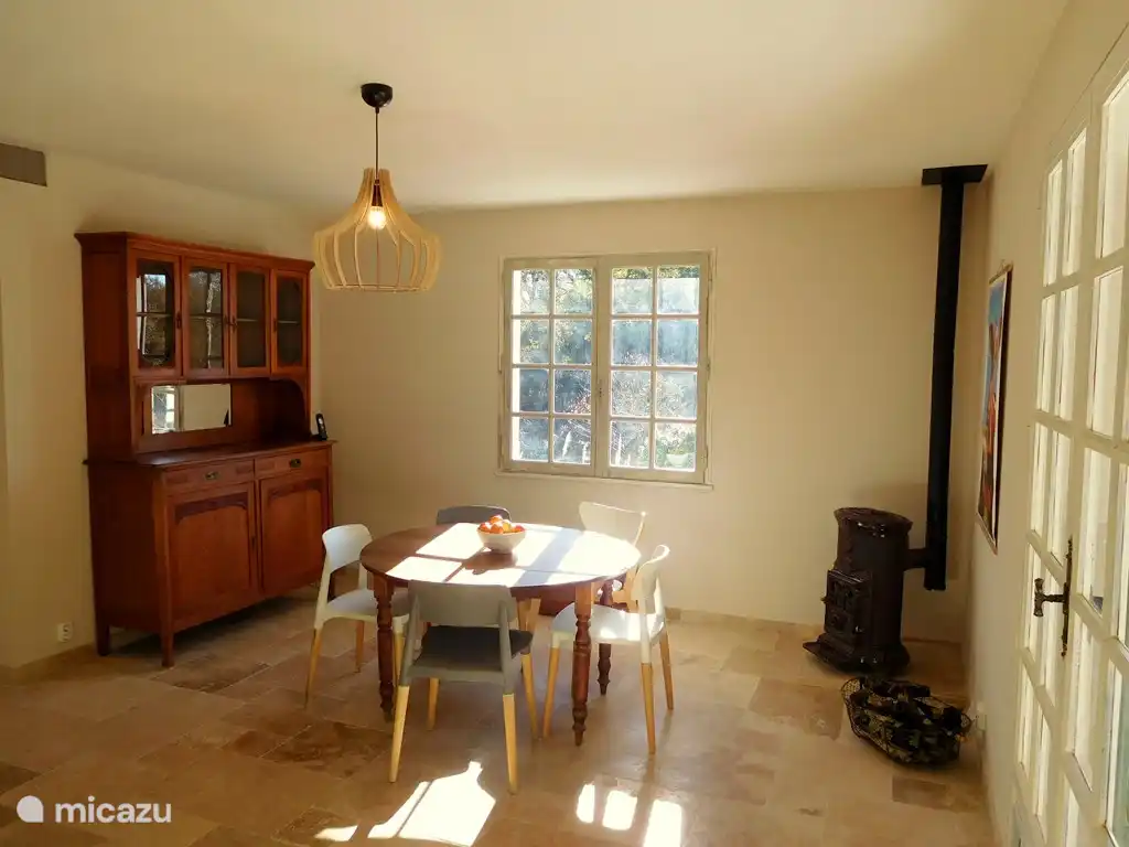 salle à manger avec poêle à bois chaleureux