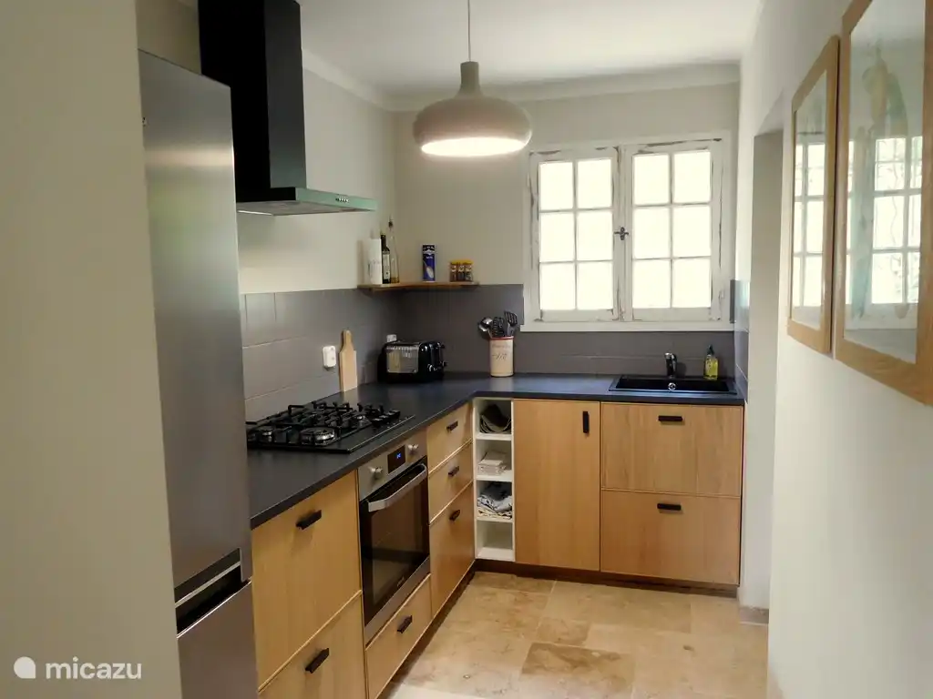 cuisine moderne + buanderie (pas sur la photo) avec tout l’équipement nécessaire