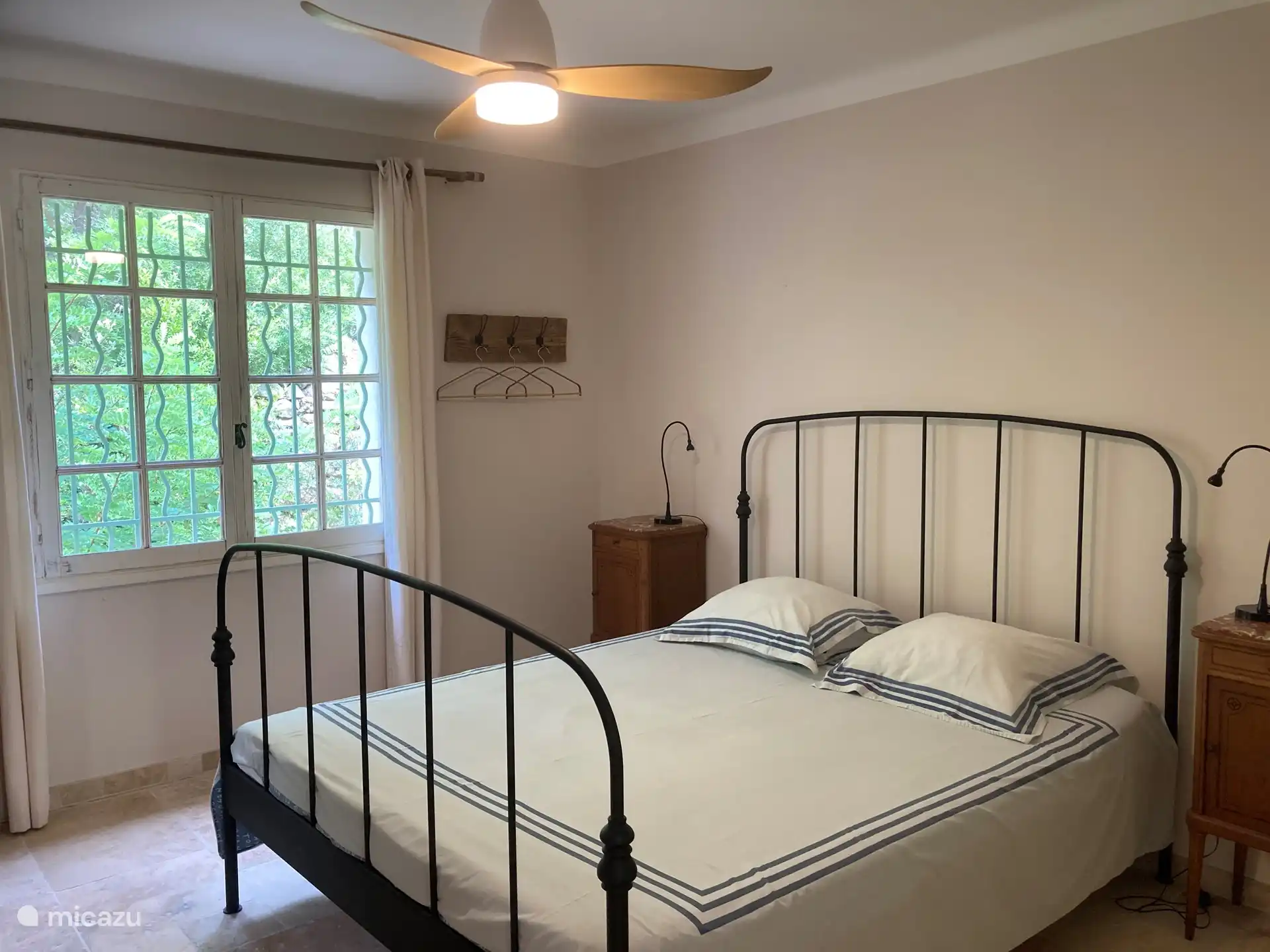 Chambre avec ventilateur de plafond et lit 160x200