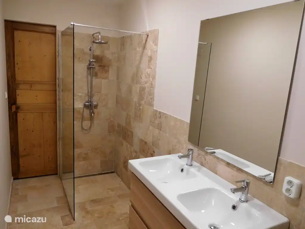 salle de bain 1 avec WC à l’italienne, double vasque et WC