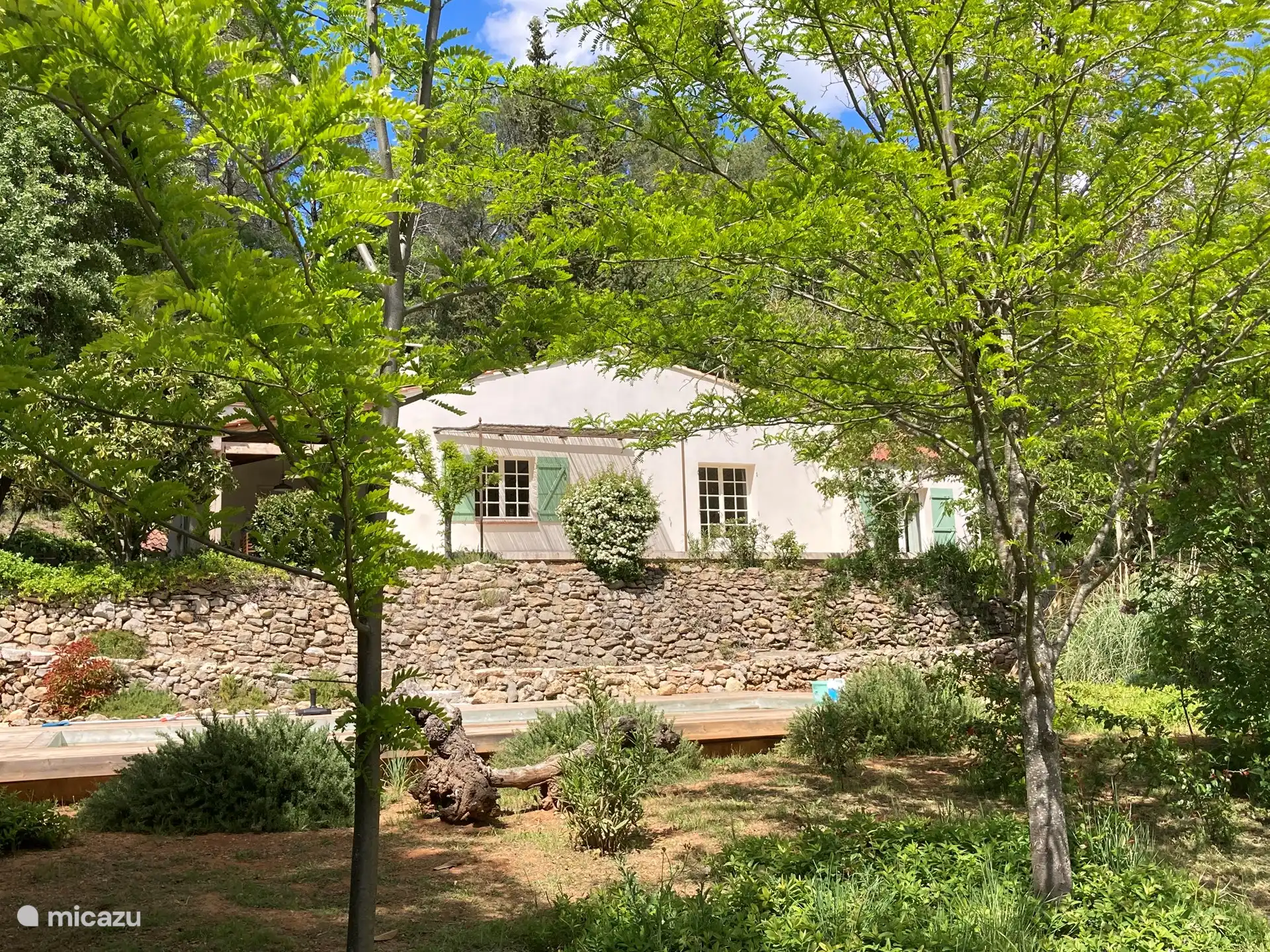 La maison est située plein sud sur un terrain de 3 000 m2 