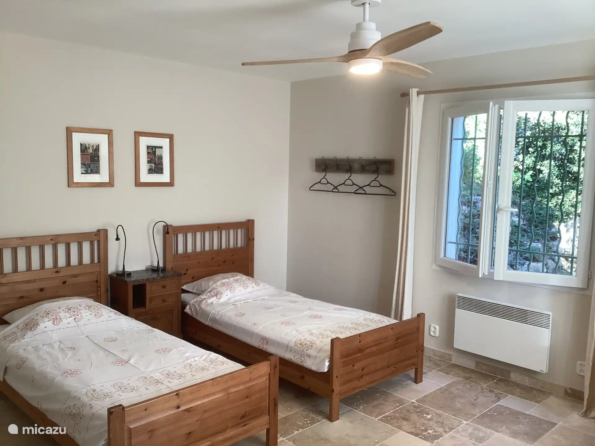 chambre d’enfant spacieuse avec ventilateur de plafond