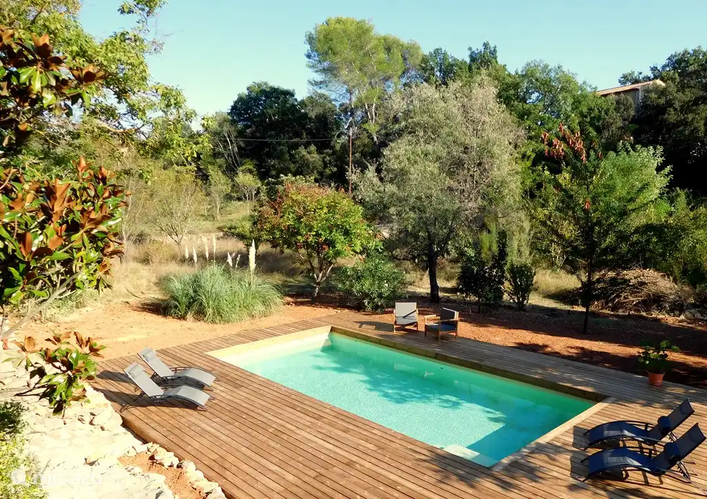 grande piscine avec de larges marches