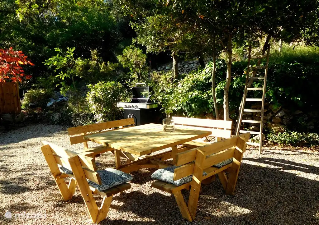 confortable table à manger 8 places avec grand barbecue