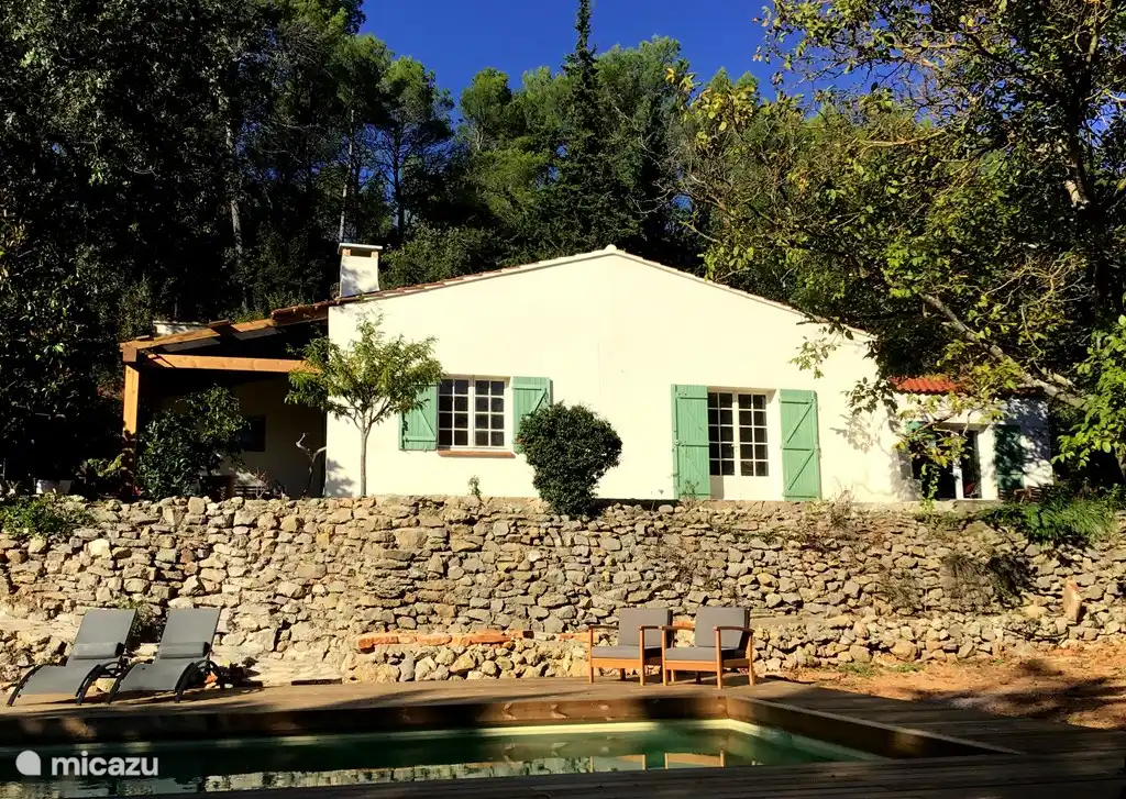 terrasse couverte sur le côté de la maison