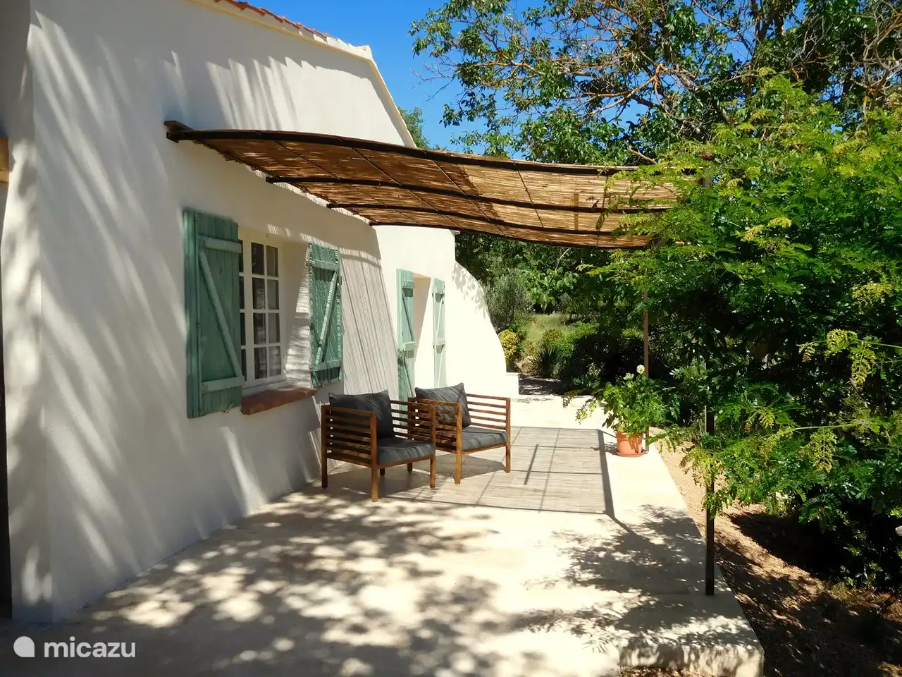 pergola à l’avant de la maison