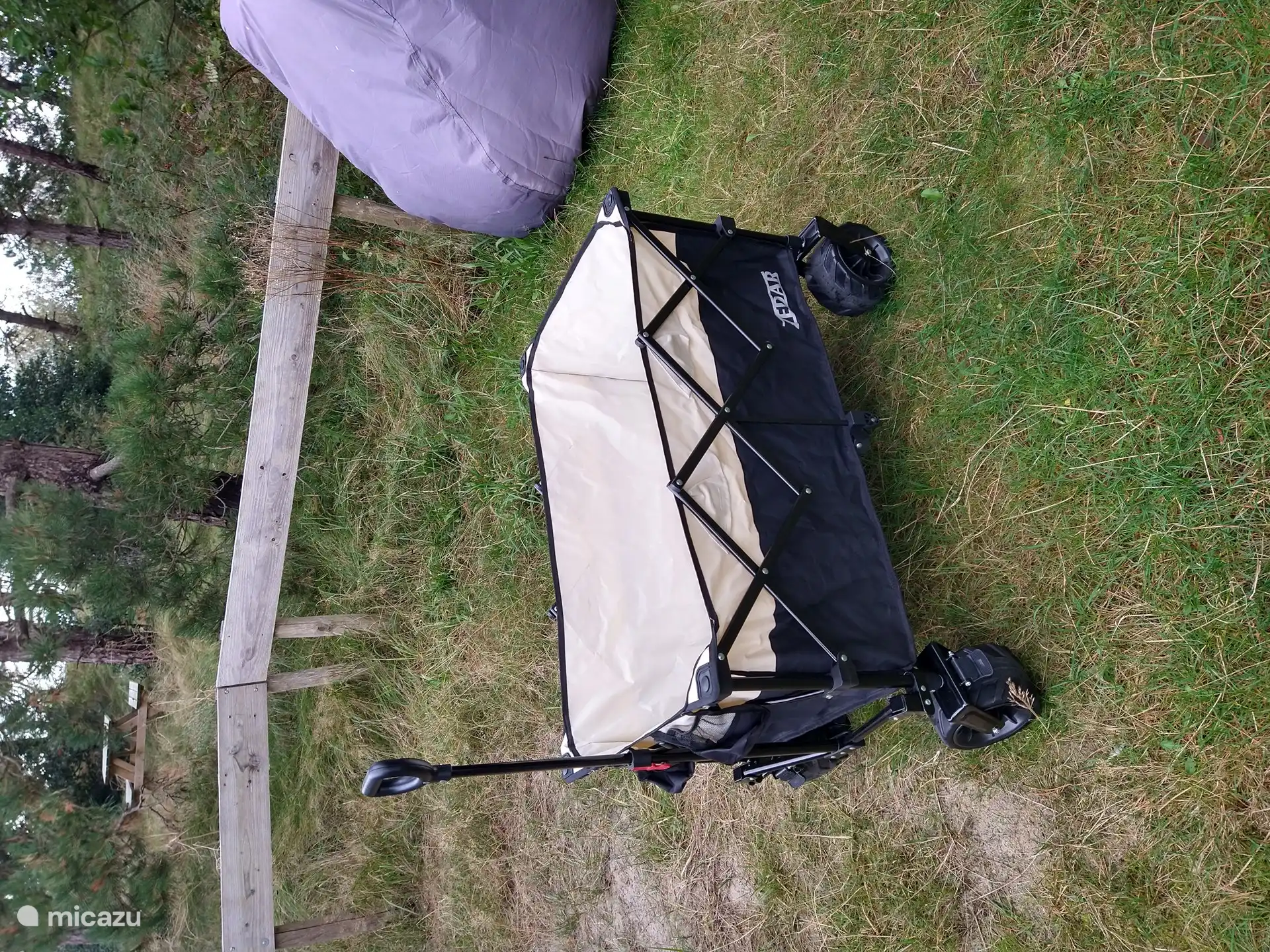Ein Bollerwagen, der für den Transport von Gepäck und für den Strandbesuch zur Verfügung steht, faltbar 