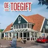Den Hoorn verfügt über ein kleines, aber gemütliches Theater, in dem Sie auch während der Vorstellung ein ausgezeichnetes Mittag- und Abendessen genießen können.