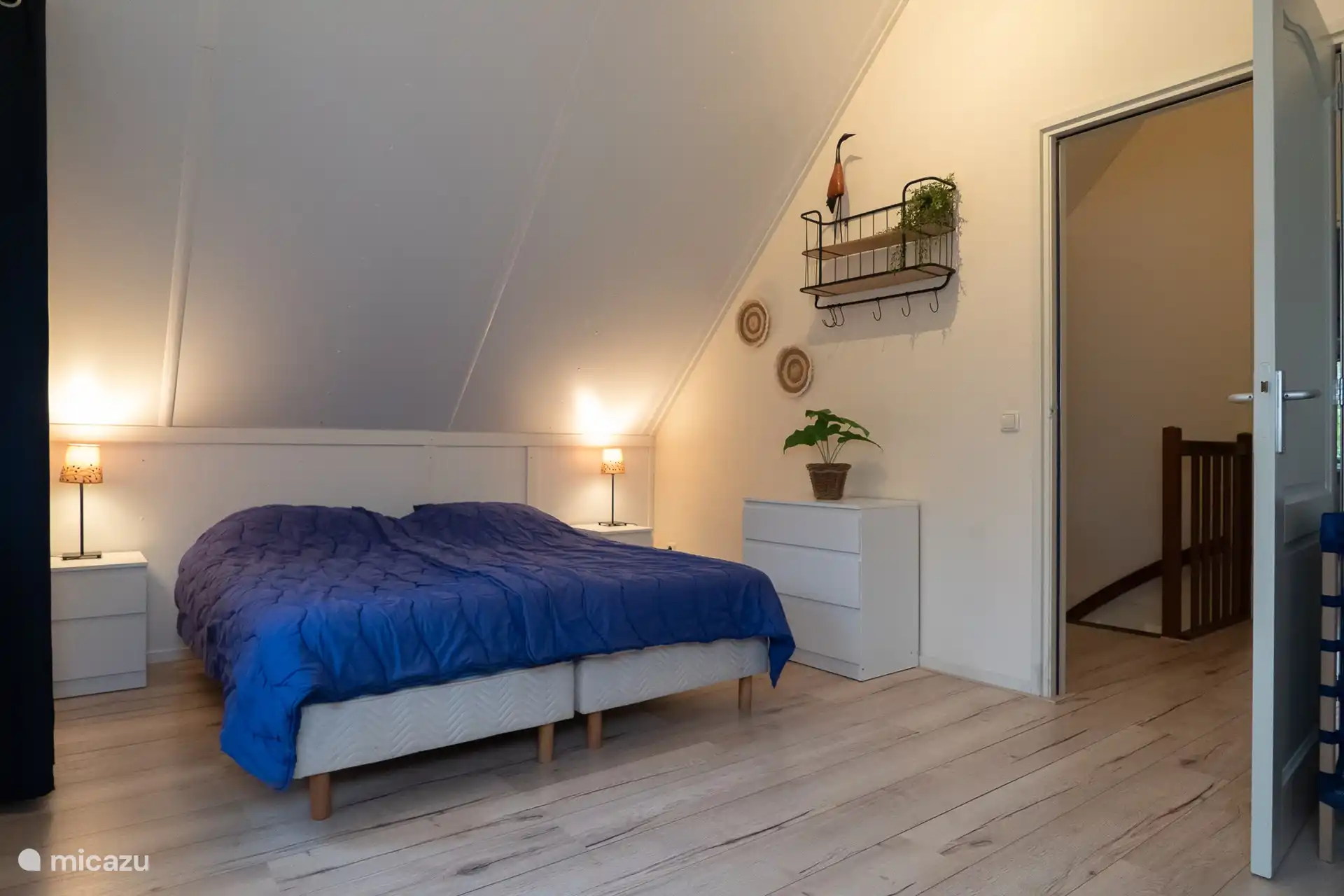 Chambre (2) à l’étage avec 3 lits et 1 lit bébé.