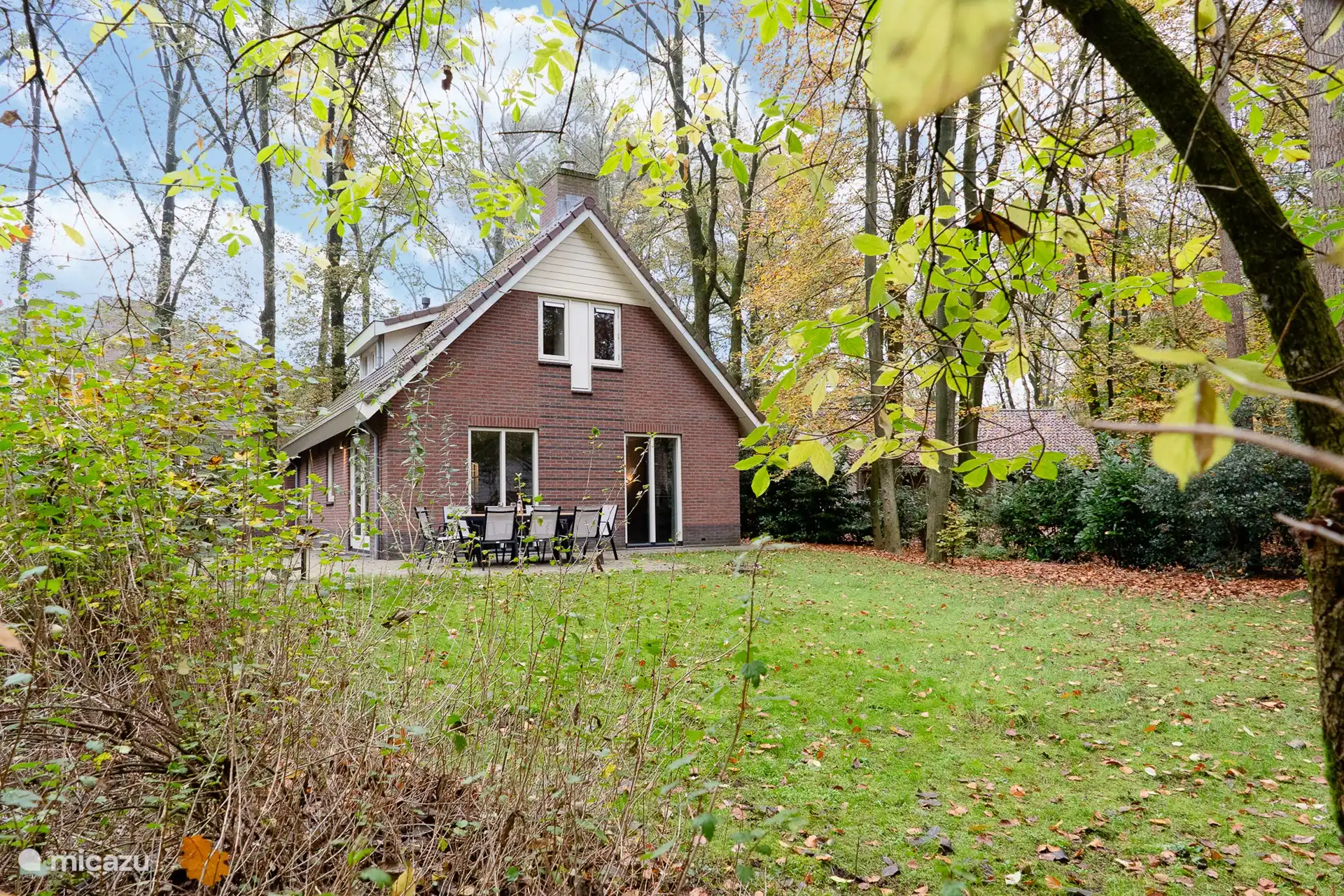 À la fois soleil et ombre dans notre grand jardin avec pelouse.