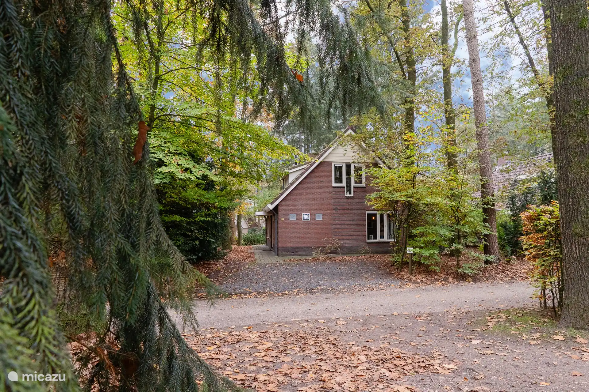 Parking privé où 2 voitures sont autorisées.